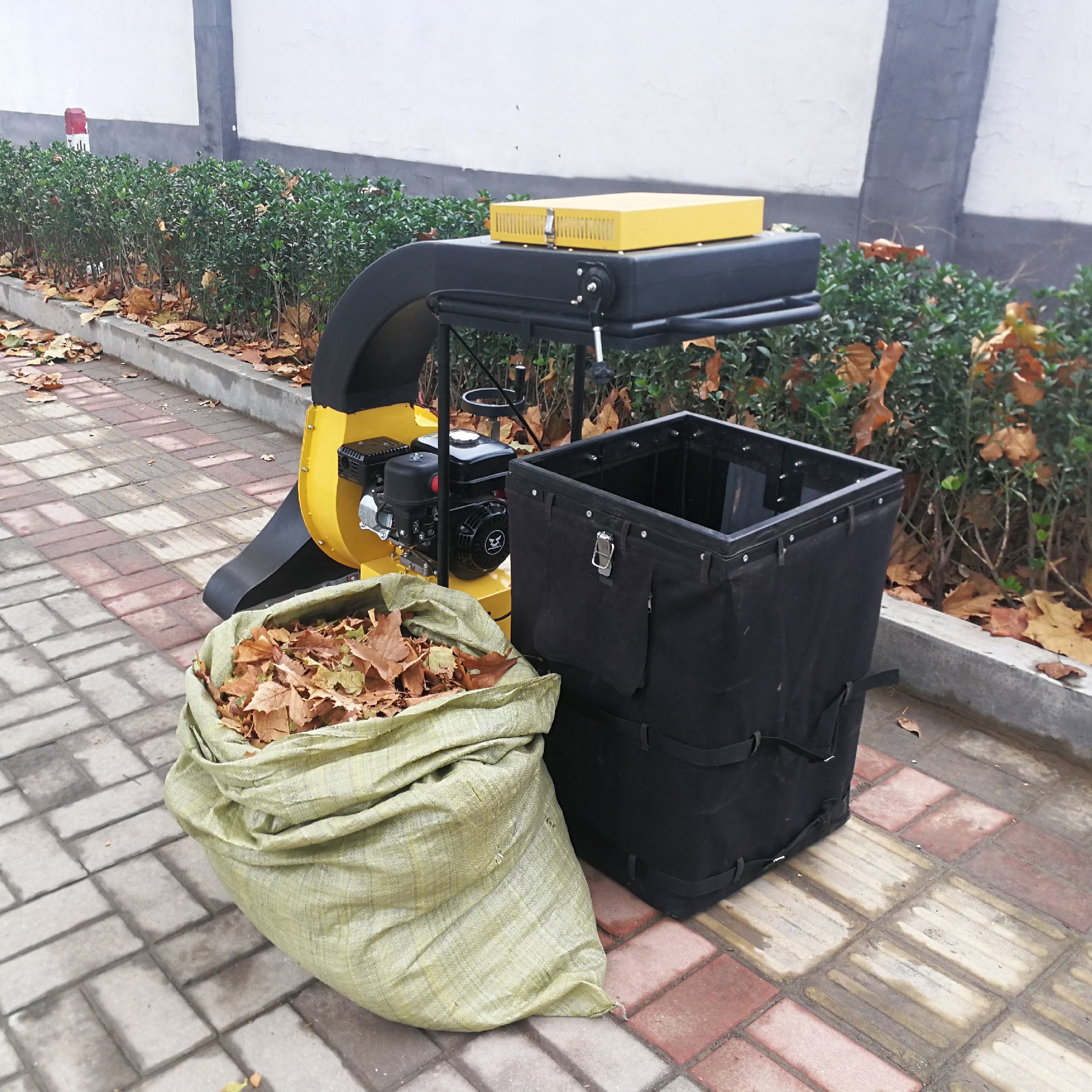 Wholesale high quality property cleaning manual push type garden tractor leaf sweepers suction machine