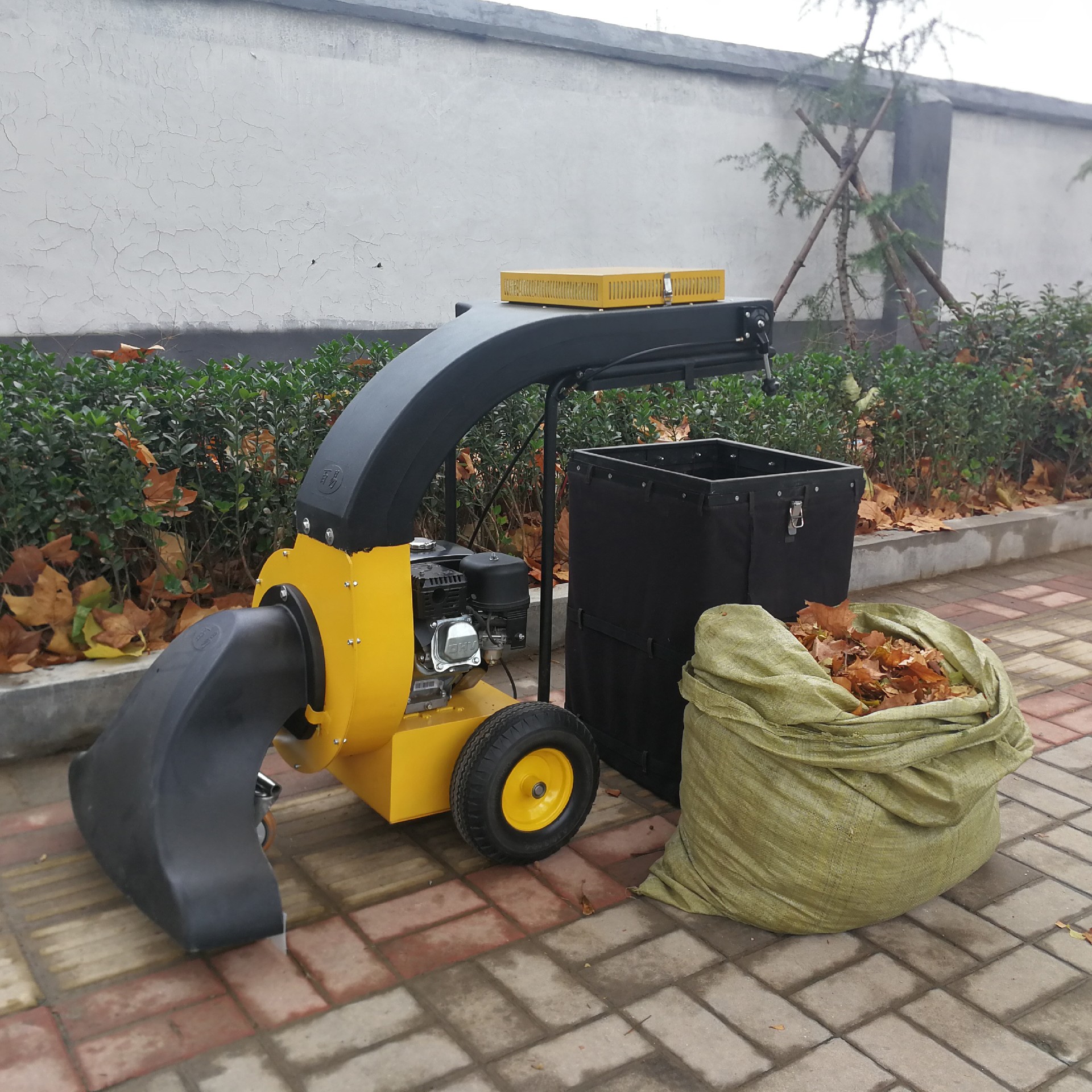 Wholesale high quality property cleaning manual push type garden tractor leaf sweepers suction machine