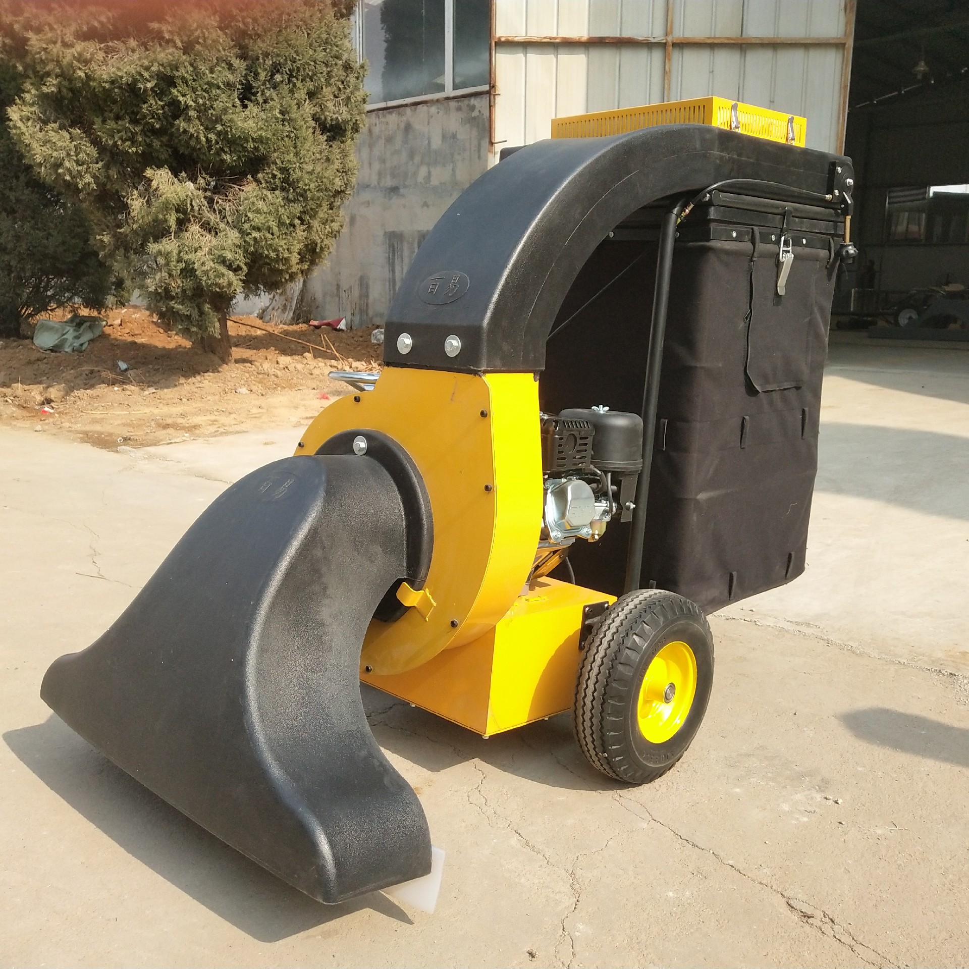 Wholesale high quality property cleaning manual push type garden tractor leaf sweepers suction machine