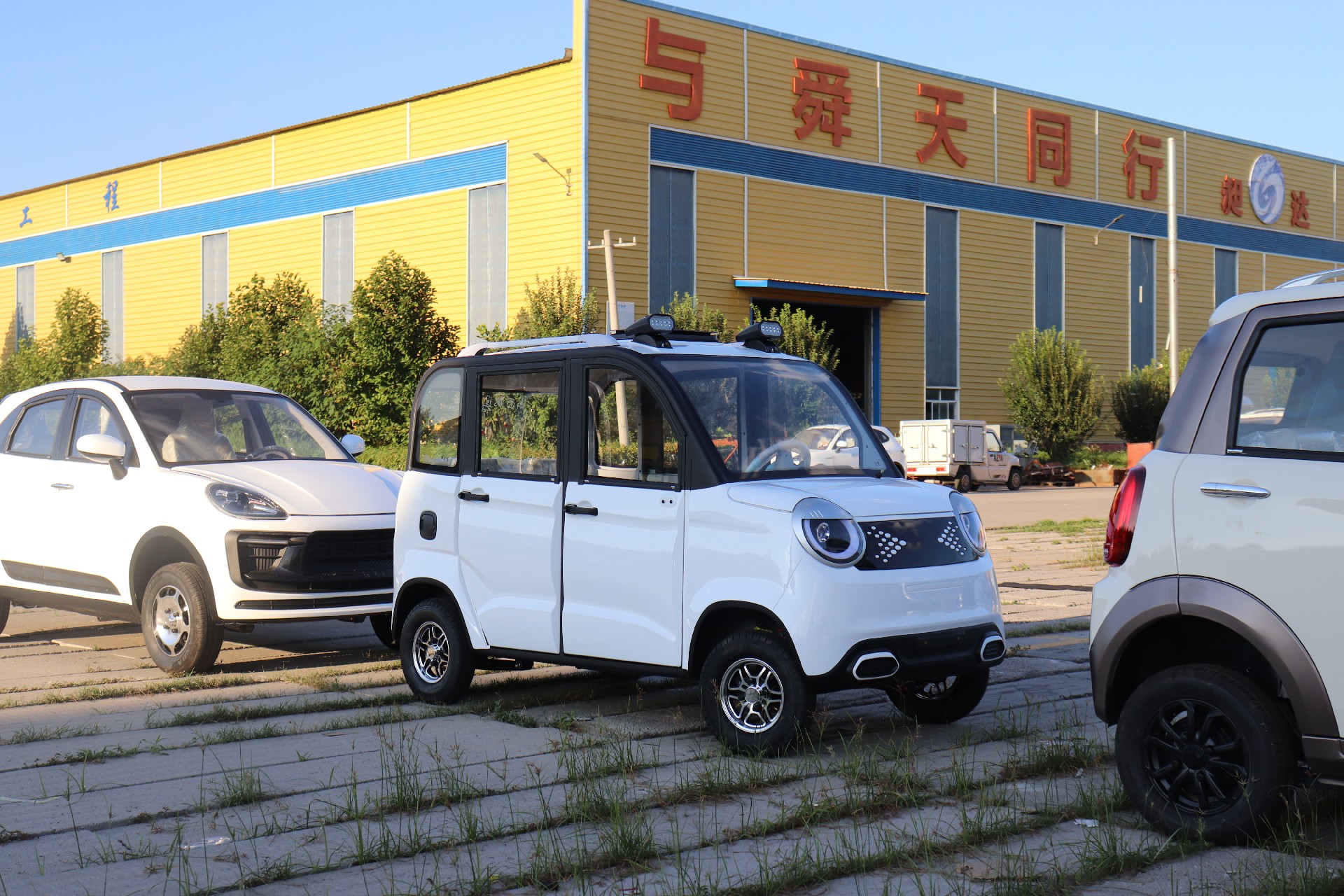 FD-4 enclosed cars mini electric car  Direct sales of elderly four-wheel scooters